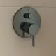 Wandeinbauarmatur in mattem Grau von Ideal Standard, bestehend aus einem runden Bedienfeld mit einem Drehregler und einem Hebel zur Wasserregulierung.